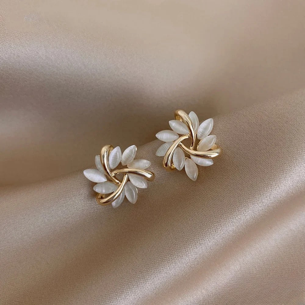 Mirla – Orecchini in Oro con Fiori di Opale
