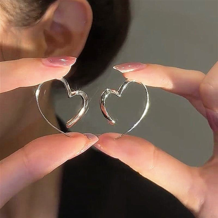 Valenne – Orecchini a filo a forma di cuore aperto con grazia moderna