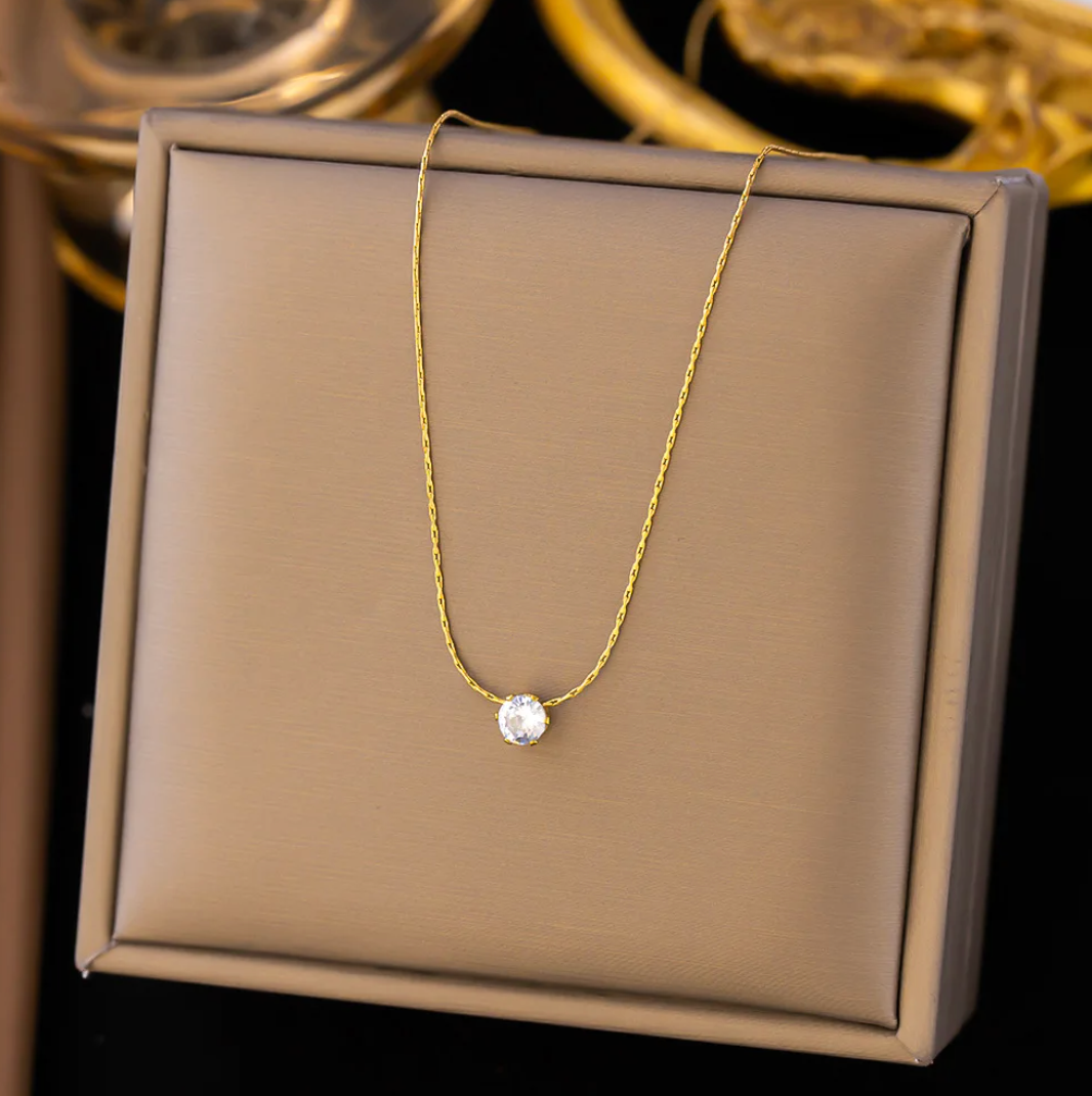 Ceraline – Collana Luminescente con Accento Scintillante