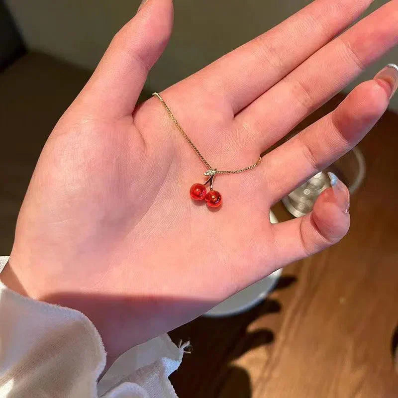 Cléora | Collana d'oro con pendenti a forma di ciliegia scintillanti