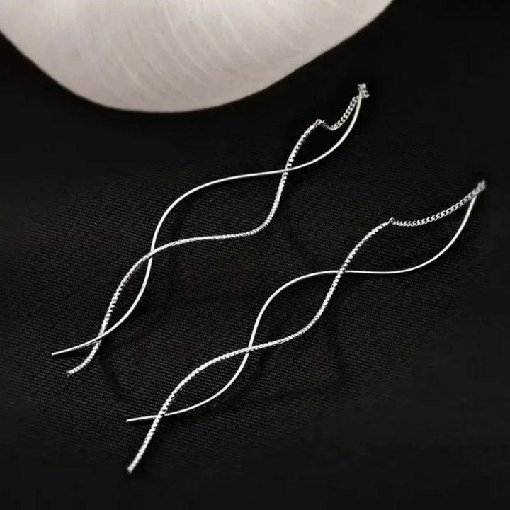 Aura – Orecchini a Goccia con Catena Scolpita