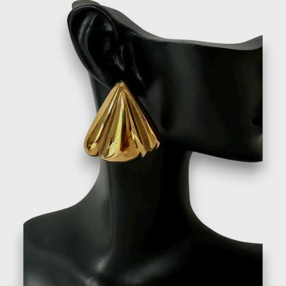 Nuna – Orecchini a bottone dorati con carattere scultoreo