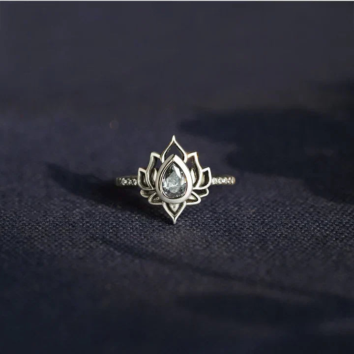 Calixa – Anello Dichiarazione Lotus