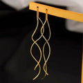 Aura – Orecchini a Goccia con Catena Scolpita