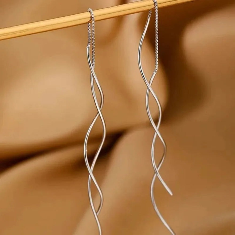 Aura – Orecchini a Goccia con Catena Scolpita