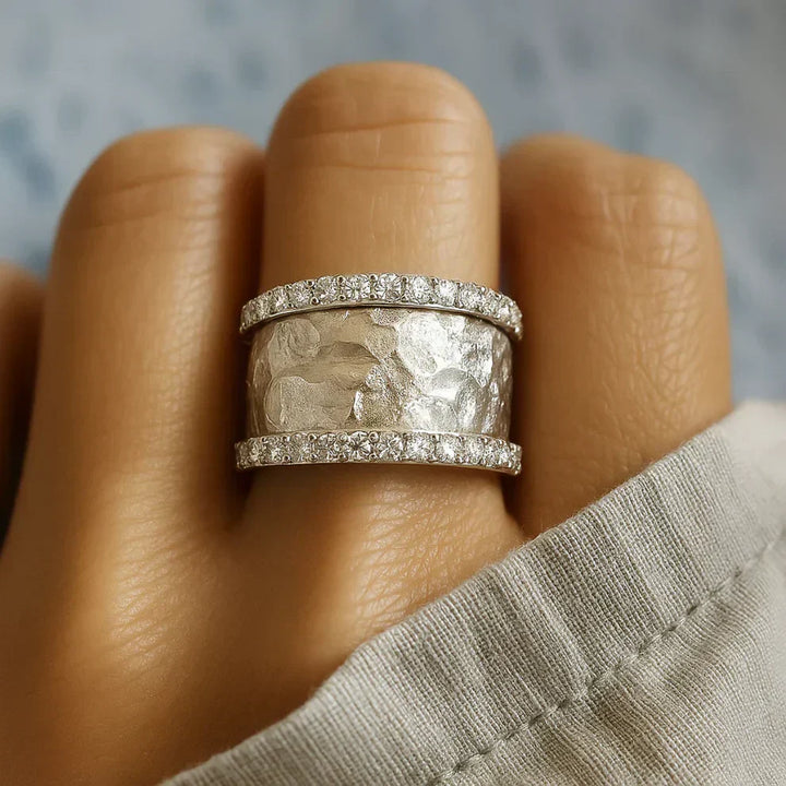 Celia – Anello Dichiarativo in Argento Scolpito