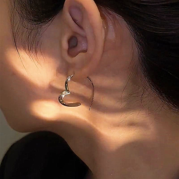 Valenne – Orecchini a filo a forma di cuore aperto con grazia moderna